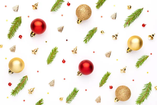 Noel kompozisyonu. Firavun ağacı dalları, altın toplar, kırmızı yıldızlar, hediyeler, konfeti ve beyaz arka planda çanlar. Noel yatağı.