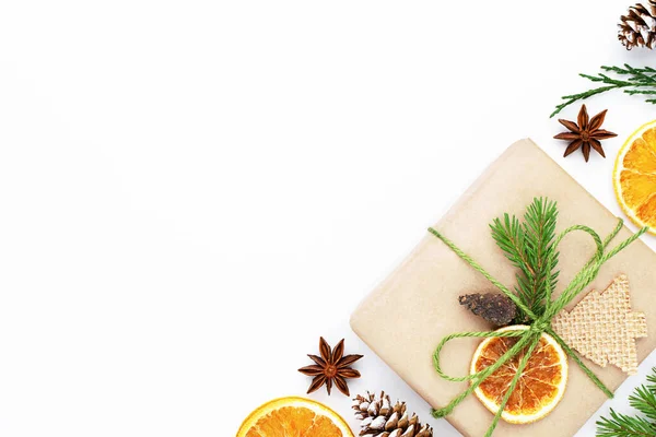 Zanaat hediyesi, köknar ağacı, thuja, kuru portakal, kozalak, yıldız anason, beyaz arka planda sıfır atık noel düzeni..