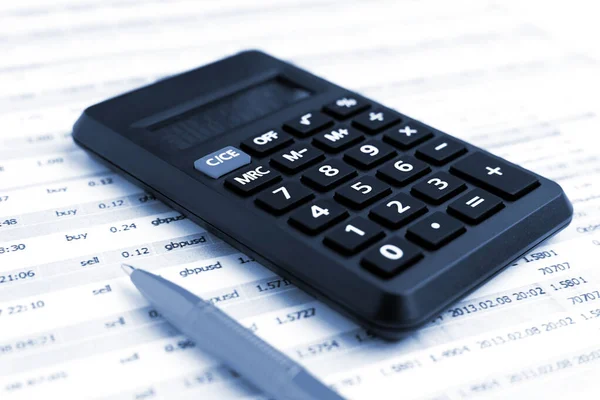 Muhasebe işi konsepti. Finansal rapor ve kalemdeki hesap makinesini kapat.