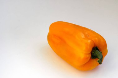Biber çan taze ve tatlı turuncu izole beyaz arka plan üzerinde renkli. Sebze tarım ürünleri