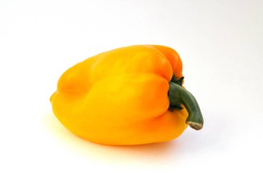 Biber çan taze ve tatlı turuncu izole beyaz arka plan üzerinde renkli. Sebze tarım ürünleri