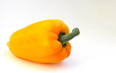 Biber çan taze ve tatlı turuncu izole beyaz arka plan üzerinde renkli. Sebze tarım ürünleri