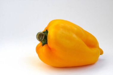 Biber çan taze ve tatlı turuncu izole beyaz arka plan üzerinde renkli. Sebze tarım ürünleri