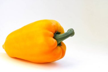 Biber çan taze ve tatlı turuncu izole beyaz arka plan üzerinde renkli. Sebze tarım ürünleri