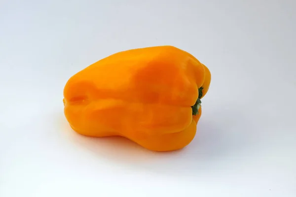 Καμπάνα Πιπέρι Φρέσκο Και Γλυκό Πορτοκαλί Χρωματιστό Απομονωμένες Άσπρο Φόντο — Φωτογραφία Αρχείου