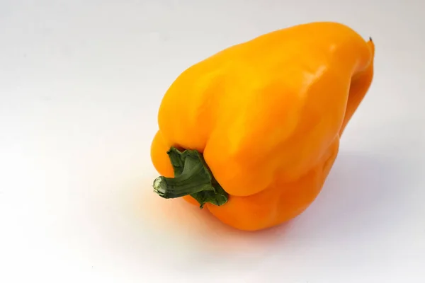 Csengő Bors Friss Édes Narancs Színű Elszigetelt Fehér Háttér Zöldség — Stock Fotó