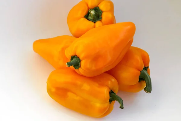 Papryka Dzwon Świeże Słodki Pomarańczowy Kolor Białym Tle Produktów Rolnych — Zdjęcie stockowe