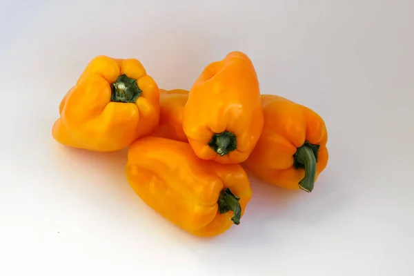 コショウ ベルの新鮮で甘いオレンジ色分離の白い背景の上の 野菜農産物 — ストック写真