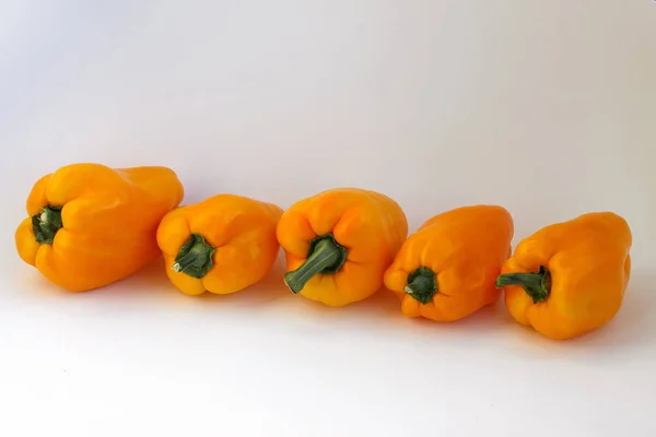 Paprika Glocke Frisch Und Süß Orange Gefärbt Auf Isoliertem Weißen — Stockfoto