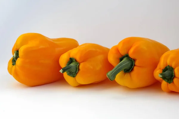 Paprika Glocke Frisch Und Süß Orange Gefärbt Auf Isoliertem Weißen — Stockfoto