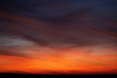Ateşli turuncu günbatımı gökyüzü. Güzel gökyüzü. Doğal arka plan