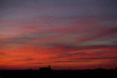 Güzel ve renkli gün batımı ile bulutlar. Güzel arka plan