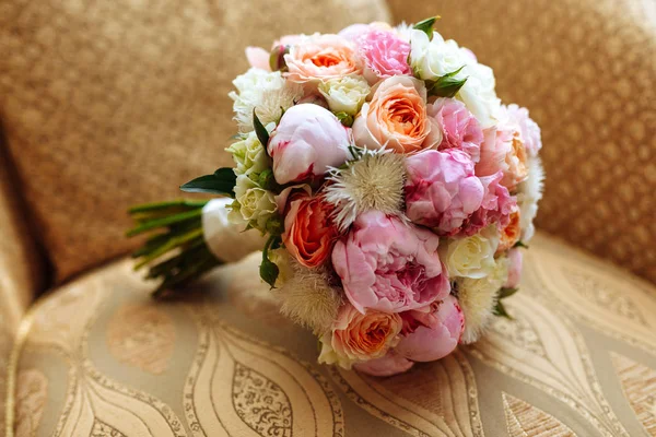 Bouquet Nuptial Mariage Avec Roses Autres Fleurs Sur Fauteuil — Photo