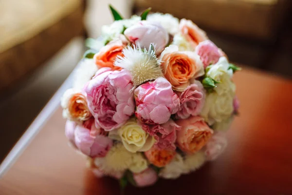 Bouquet Mariée Mariage Avec Roses Autres Fleurs Sur Table — Photo