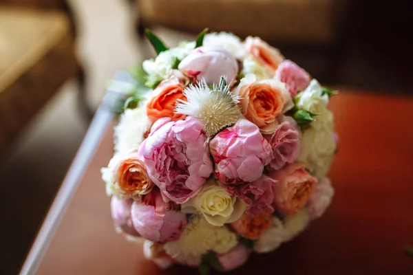 Bröllop Brudbukett Med Rosor Och Andra Blommor Bordet — Stockfoto