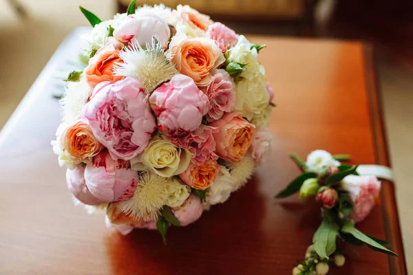Brautstrauß Mit Rosen Und Anderen Blumen Auf Dem Tisch — Stockfoto