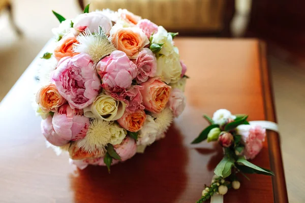 Bröllop Brudbukett Med Rosor Och Andra Blommor Bordet — Stockfoto