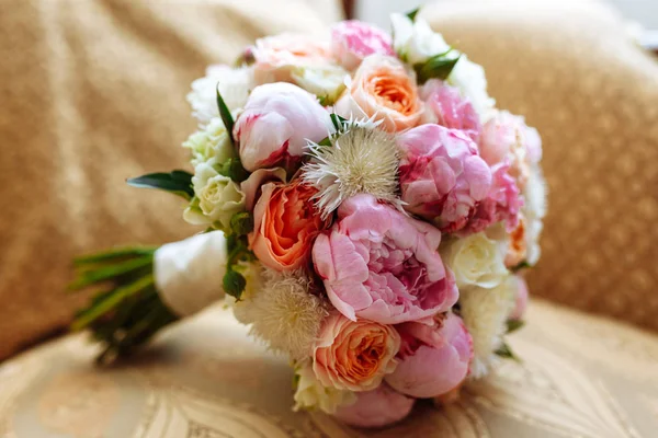 Brautstrauß Mit Rosen Und Anderen Blumen Auf Sessel — Stockfoto