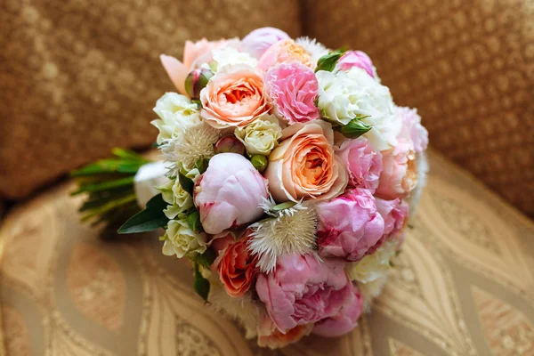 Brautstrauß Mit Rosen Und Anderen Blumen Auf Sessel — Stockfoto