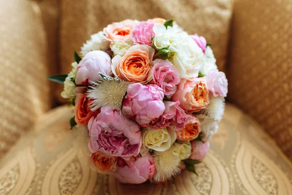 Bröllop Brudbukett Med Rosor Och Andra Blommor Fåtölj — Stockfoto