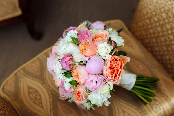 Bouquet Nuptial Mariage Avec Roses Autres Fleurs Sur Fauteuil — Photo