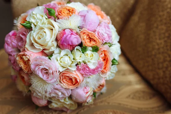 Bouquet Nuptial Mariage Avec Roses Autres Fleurs Sur Fauteuil — Photo