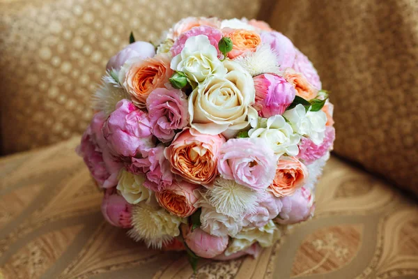 Svatba Svatební Kytice Růže Další Květiny Křeslo — Stock fotografie