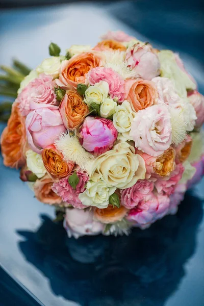 Hochzeit Schöner Brautstrauß Aus Natürlichen Blumen Nahaufnahme Mit Verschwommenem Hintergrund — Stockfoto