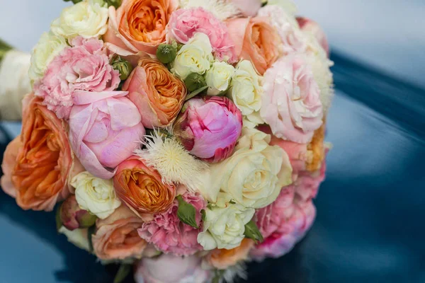 Hochzeit Schöner Brautstrauß Aus Natürlichen Blumen Nahaufnahme Mit Verschwommenem Hintergrund — Stockfoto