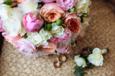 Düğünü koltukta yalan düğün buketi, iki altın yüzük, yaka çiçeği, çok güzel. Önemli tatil aksesuarları