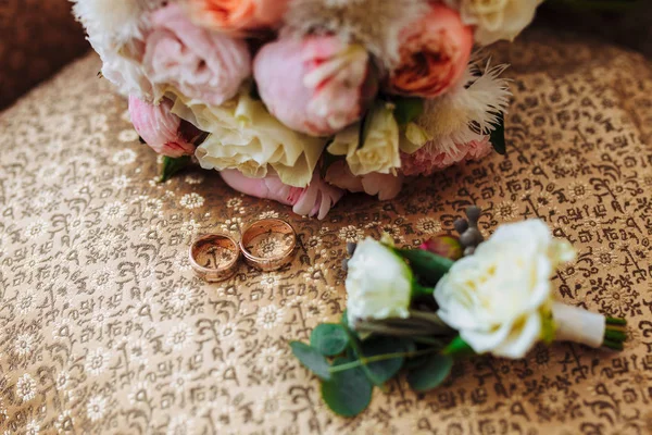 Schöner Hochzeitsstrauß Zwei Goldringe Boutonniere Auf Dem Sessel Liegend Hochzeitstag — Stockfoto