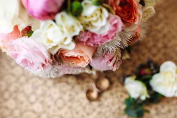 Schöner Hochzeitsstrauß Zwei Goldringe Boutonniere Auf Dem Sessel Liegend Hochzeitstag — Stockfoto