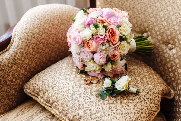 Schöner Hochzeitsstrauß Zwei Goldringe Boutonniere Auf Dem Sessel Liegend Hochzeitstag — Stockfoto