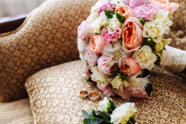 Vackra Bröllop Bukett Två Guldringar Boutonniere Liggande Fåtöljen Bröllop Dag — Stockfoto