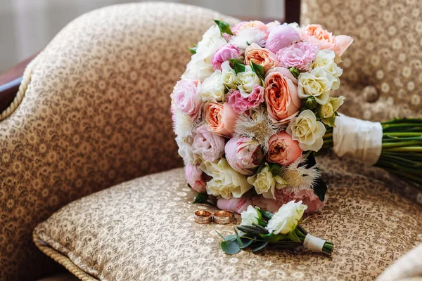 Beau Bouquet Mariage Deux Anneaux Boutonnière Allongé Sur Fauteuil Jour — Photo