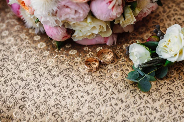 Schöner Hochzeitsstrauß Zwei Goldringe Boutonniere Auf Dem Sessel Liegend Hochzeitstag — Stockfoto