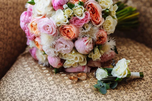 Beau Bouquet Mariage Deux Anneaux Boutonnière Allongé Sur Fauteuil Jour — Photo