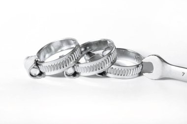 Boru, paslanmaz çelik, küçük boyutuna izole beyaz arka plan yakın çekim için dişli bağlantı ile yeni metal hortum kelepçeleri