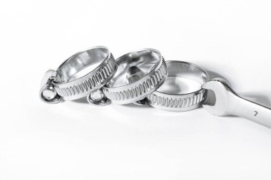 Boru, paslanmaz çelik, küçük boyutuna izole beyaz arka plan yakın çekim için dişli bağlantı ile yeni metal hortum kelepçeleri