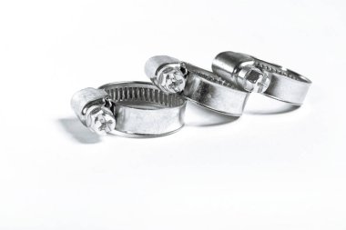 Boru, paslanmaz çelik, küçük boyutuna izole beyaz arka plan yakın çekim için dişli bağlantı ile yeni metal hortum kelepçeleri