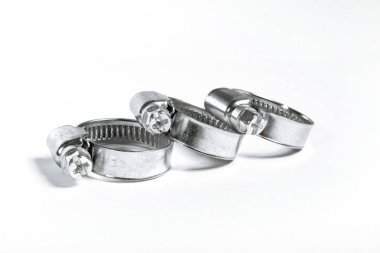 Boru, paslanmaz çelik, küçük boyutuna izole beyaz arka plan yakın çekim için dişli bağlantı ile yeni metal hortum kelepçeleri