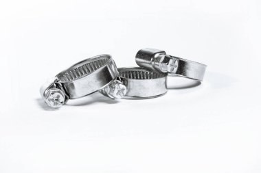 Boru, paslanmaz çelik, küçük boyutuna izole beyaz arka plan yakın çekim için dişli bağlantı ile yeni metal hortum kelepçeleri