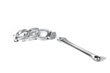 Metal bantlı hortum kıskacı beyaz arkaplanda izole edildi