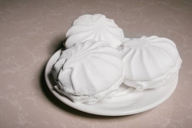 Bir uçan daire yakın çekim üzerinde üç lezzetli tatlı tatlı beyaz Marshmallow zephyr. Kopya alanı