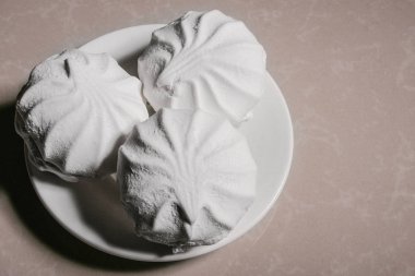 Bir uçan daire yakın çekim üzerinde üç lezzetli tatlı tatlı beyaz Marshmallow zephyr. Kopya alanı