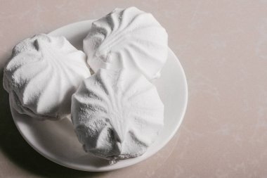 Bir uçan daire yakın çekim üzerinde üç lezzetli tatlı tatlı beyaz Marshmallow zephyr. Kopya alanı