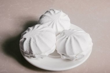 Bir uçan daire yakın çekim üzerinde üç lezzetli tatlı tatlı beyaz Marshmallow zephyr. Kopya alanı