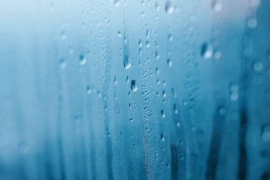 Şeffaf cam pencere üzerinde yoğunlaşma. Su damlaları. Yağmur. Arka plan doku