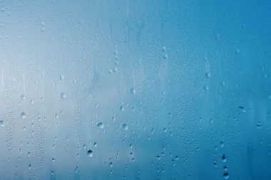 Şeffaf cam pencere üzerinde yoğunlaşma. Su damlaları. Yağmur. Arka plan doku