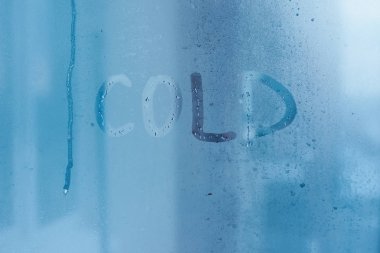 Yazıt üzerinde yoğunlaşma ile cam yakın çekim soğuk. Su damlaları ile arka plan. Yüksek nem kapalı